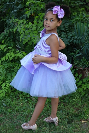 Официална детска рокля с панделка от сатен, и тюл в долната част на роклята с гол гръб и малка чантичка в цвят лилаво 309СЛ