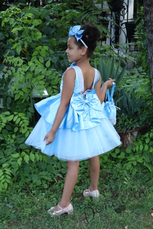 Официална детска рокля с панделка от сатен, и тюл в долната част на роклята с гол гръб и малка чантичка в цвят светлосиньо 309СС