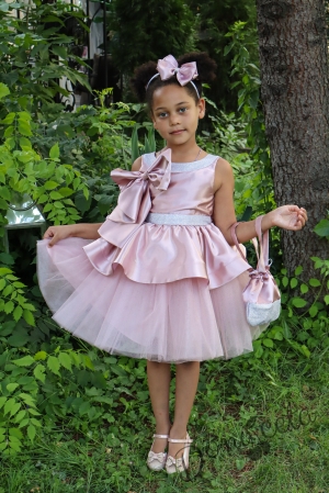 Официална детска рокля с панделка от сатен, и тюл в долната част на роклята с гол гръб и малка чантичка в цвят пепел от рози 309ФГ