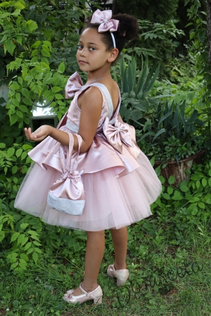 Официална детска рокля с панделка от сатен, и тюл в долната част на роклята с гол гръб и малка чантичка в цвят пепел от рози 309ФГ