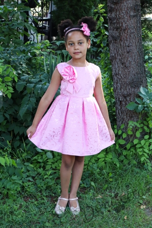 Официална детска рокля в розово с къс ръкав и ефектно цвете за акцент 323РЖ
