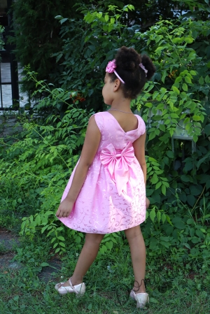 Официална детска рокля в розово с къс ръкав и ефектно цвете за акцент 323РЖ