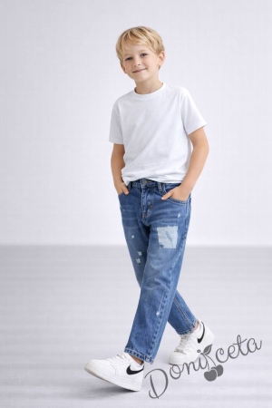 Детски дълги дънки в синьо за момче с изтрит ефект и кръпка на бедрото 