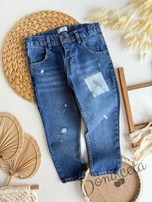 Детски дълги дънки в синьо за момче с изтрит ефект и кръпка на бедрото 