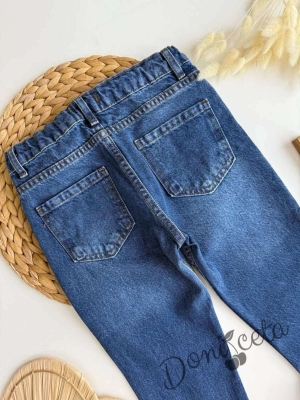 Детски дълги дънки в синьо за момче с изтрит ефект и кръпка на бедрото 