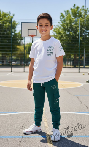 Спортен  комплект за момче от 2 части в бяло и зелено - тениска в бяло с графичен надпис и панталон в зелено с джобове