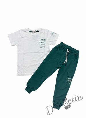 Спортен  комплект за момче от 2 части в бяло и зелено - тениска в бяло с графичен надпис и панталон в зелено с джобове