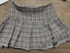 Комплект от 4 части- сако,  пола в бежово със сребриста нишка, потник в бяло и барета