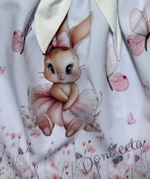 Детска рокля с дълъг ръкав в екрю с къдрички, панделка и изображение на зайче-балерина