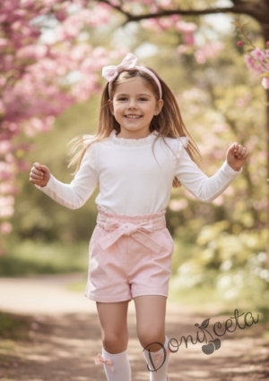 Комплект за момиче от къси панталони в розово и блуза в бяло с дълъг ръкав с къдрички обкрайчени в розово