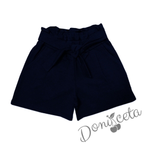 Комплект за момиче от къси панталони в тъмносиньо и блуза в бяло с къдрици 4