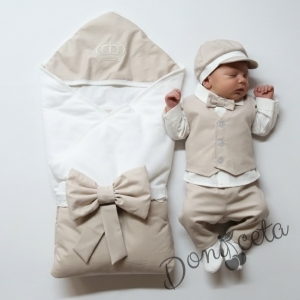 Луксозен бебешки комплект за изписване за момче с комплект с елек в бежово и бяло и портбебе