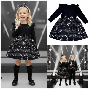 Детска рокля с дълъг ръкав в черно с къдрички на ръкавите и ноти в долната част