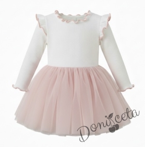 Детска ежедневна рокля с дълъг ръкав в бяло и прасковено с къдрички с кант в прасквоено на рамената Оливия