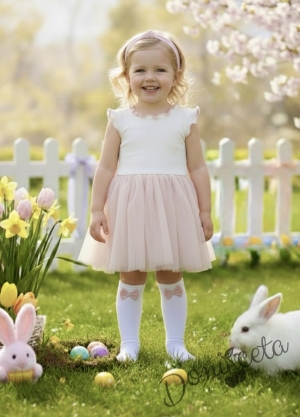 Детска ежедневна рокля без ръкав в бяло и прасковено с къдрички с кант в лилаво на рамената Оливия 