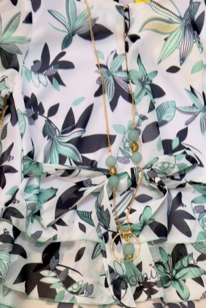 Стилен комплект за момиче от 3 части-панталон в тюркоаз, риза с цветя и аксесоар