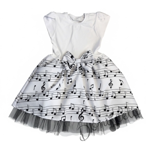 Детска рокля с къс ръкав в бяло с бяла долна част с ноти и тюл в черно