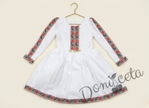 Детска етно рокля тип носия с дълъг ръкав в бяло с шевица и фолклорни мотиви