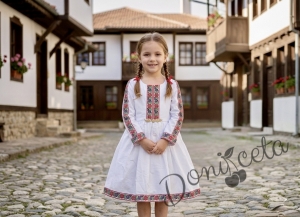 Детска етно рокля тип носия с дълъг ръкав в бяло с шевица и фолклорни мотиви