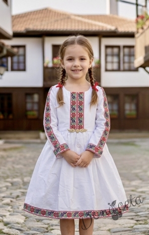 Детска етно рокля тип носия с дълъг ръкав в бяло с шевица и фолклорни мотиви