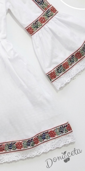 Детска етно рокля тип носия с ръкав до лакътя в бяло с шевица и фолклорни мотиви