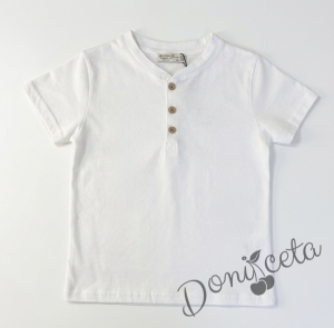 Детска блуза за момче в бяло с къс ръкав и бежови копчета 
