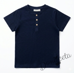 Детска блуза за момче в тъмно синьо с къс ръкав и бежови копчета 