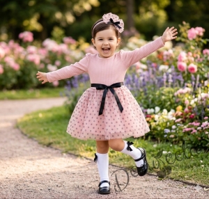 Детска рокля с дълъг ръкав в пепел от рози на черни точки и сатенено коланче в черно