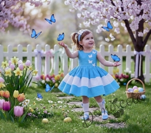 Детска рокля без ръкав в синьо и бяло с пеперуди в бяло 