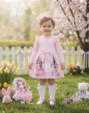 Детска рокля с дълъг ръкав в бледо пепел от рози с къдрички, панделка и картинка на момиченце 