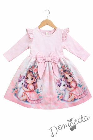 Детска рокля с дълъг ръкав в бледо пепел от рози с къдрички, панделка и картинка на момиченце 