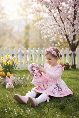 Детска рокля с дълъг ръкав в бледо пепел от рози с къдрички, панделка и картинка на момиченце 