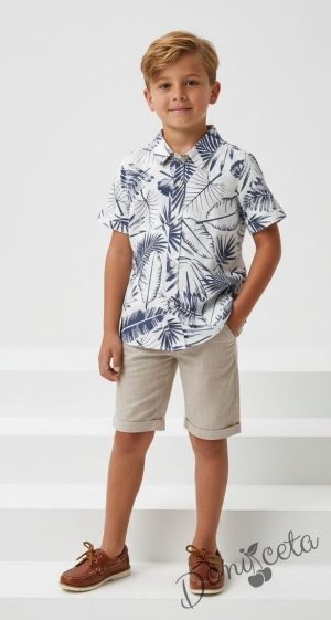 Комплект за момче от ризка в бяло с палми в синьo и къси панталони 