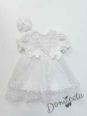 Бебешка рокля в бяло с нежна бродерия