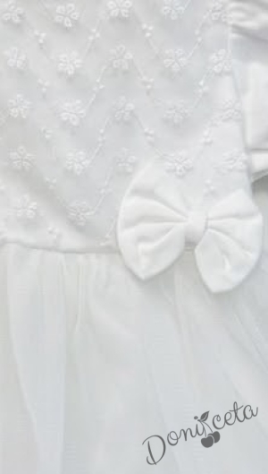 Бебешка рокля в бяло с нежна бродерия