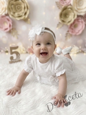 Бебешка рокля в бяло с нежна бродерия