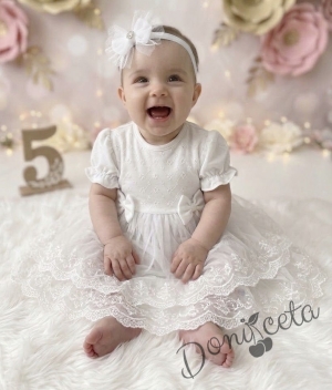 Бебешка рокля в бяло с нежна бродерия