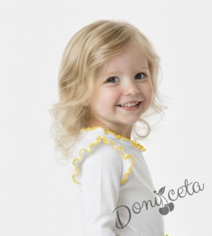 Детска блуза с дълъг ръкав за момиче в бяло с къдрички и кант в жълто