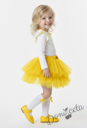 Детска блуза с дълъг ръкав за момиче в бяло с къдрички и кант в жълто