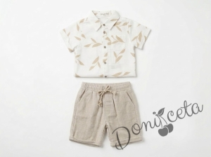 Летен комплект за момче от риза в бяло с мотив листа и бежови къси панталонки