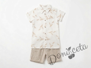 Летен комплект за момче от риза в бяло с мотив листа и бежови къси панталонки