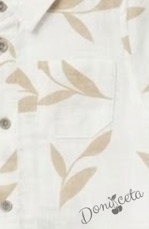 Летен комплект за момче от риза в бяло с мотив листа и бежови къси панталонки