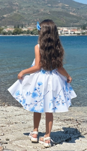 Детска рокля в бяло на нежни орхидеи в светлосиньо тип клош 2