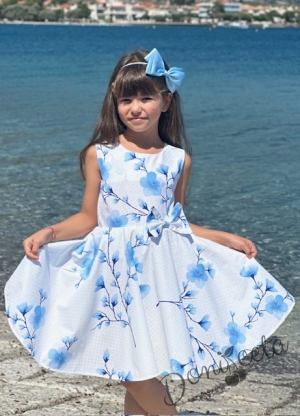 Детска рокля в бяло на нежни орхидеи в светлосиньо тип клош 3