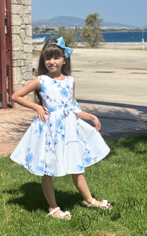 Детска рокля в бяло на нежни орхидеи в светлосиньо тип клош 4