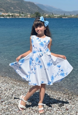 Детска рокля в бяло на нежни орхидеи в светлосиньо тип клош 11