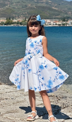 Детска рокля в бяло на нежни орхидеи в светлосиньо тип клош 12