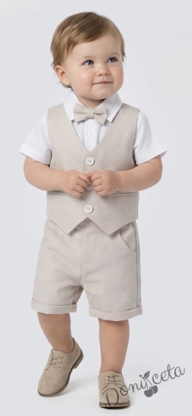 Летен комплект за момче в бежово от къси панталонки тип гащеризон, елек, папийонка и ризка в бяло с къс ръкав