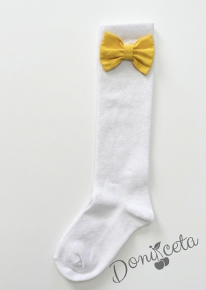 Детски чорапи в бяло до коляното с жълти панделки 