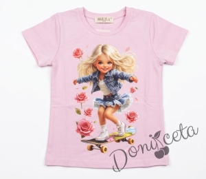 Детска тениска с къс ръкав с щампа на момиче със скейтборд в светлорозово 